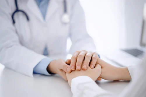 поддержка пациента перед провидением капельницы от запоя